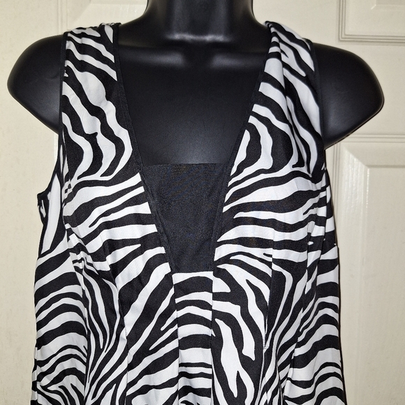 Banana Republic zebra striped tankk top size 8 - Picture 2 of 4